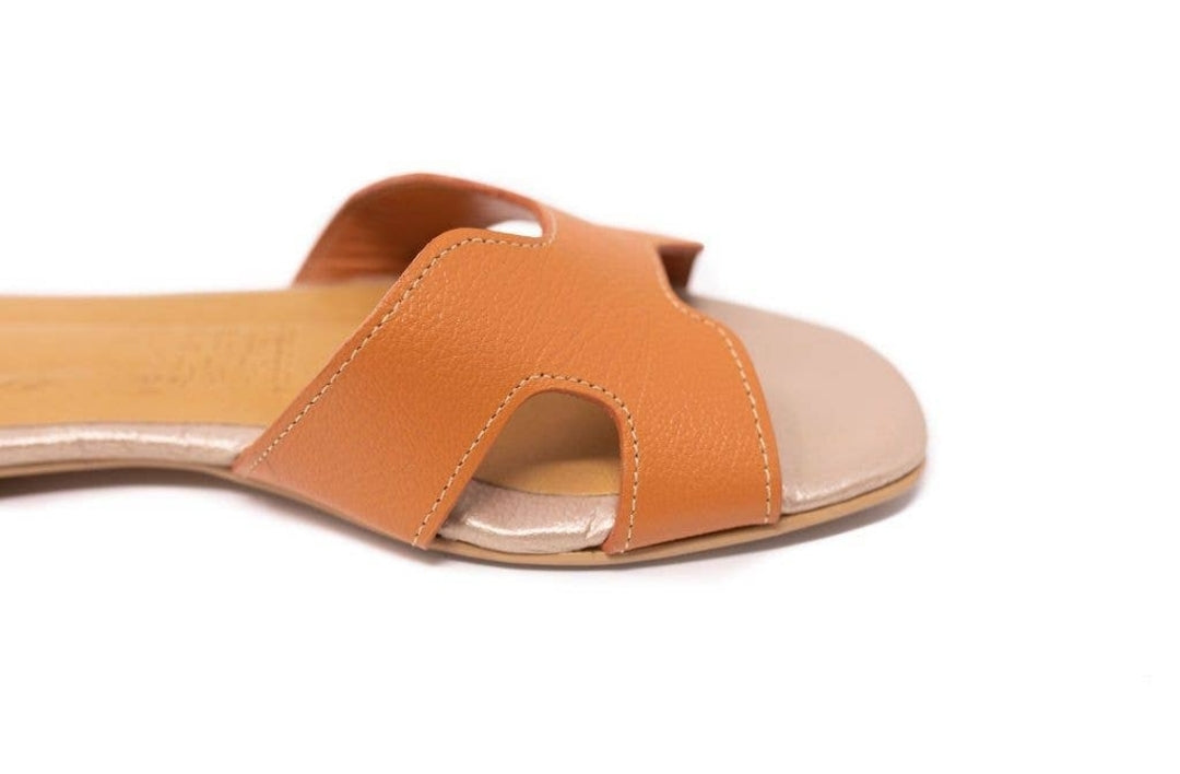 Ladrillo Flat Sandal Upper: 100% Leather Lining: Leather Innersole: Leather Ousole Material: Handmade 3mm of plush foam padding Made in Colomb - NHOVIDSHOP